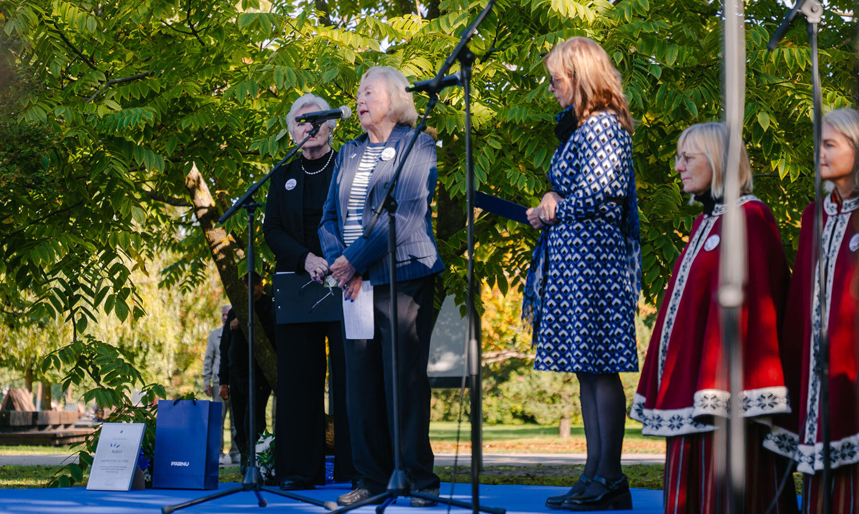 Ülle Ederma, ÜEKN SP1944 toimkonna liige, enda 1944. aastal põgenemise teekonda meenutamas.