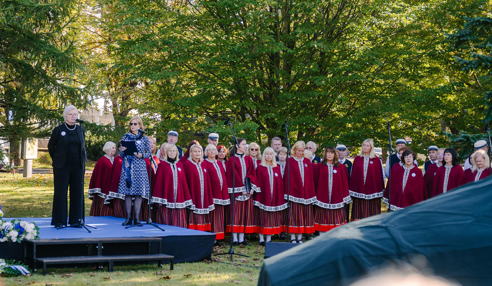 Avatseremoonia juht ÜEKN SP1944 toimkonna esimees Iivi Zájedová (paremal) ja Pärnu projekti juht Kristi Vuht Allpere.