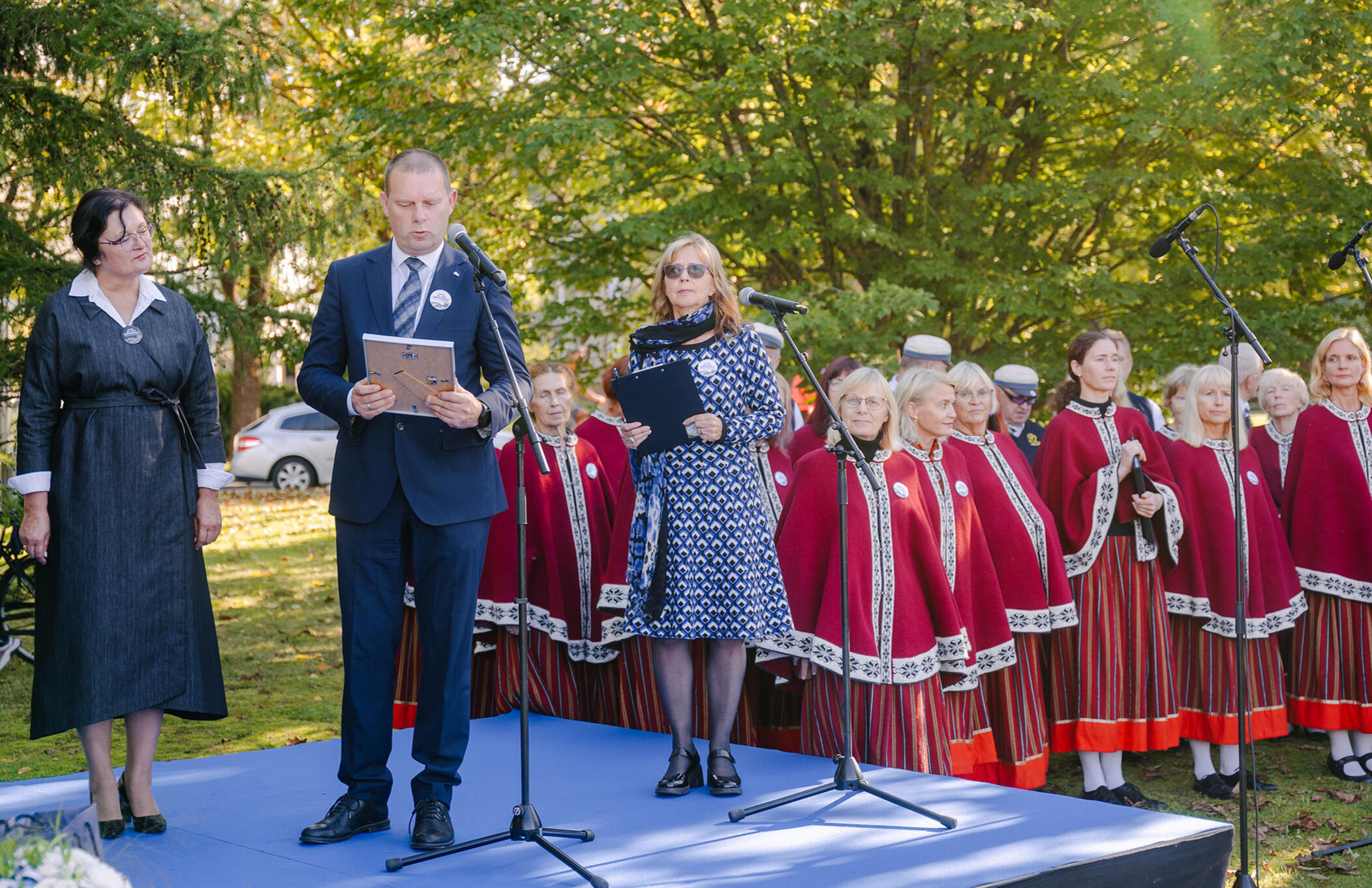 Pärnu abilinnapea Ene Täht, linnapea Romek Kosenkranius ja avatseremoonia juht Iivi Zájedová.