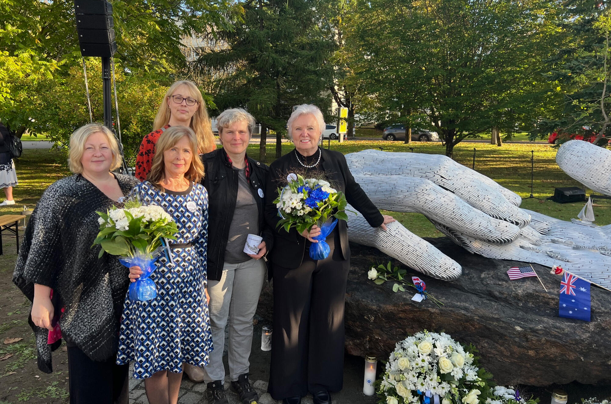 Annetuste koguja Tammepuu Eesti Klubi liikmed, koos Elo Liivi ja Pärnu projekti juht Kristi Vuht Allperega.